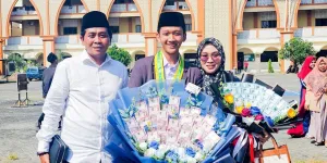 Potret Wisuda Gus Bima Anak Pendakwah Anwar Zahid, Banjir Ucapan Selamat dan Doa dari Netizen