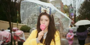 6 Potret Xu Ruohan Tampil Cerah dengan Outfit Kuning