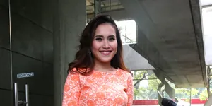 Puasa, Ayu Ting Ting Tetap Berikan ASI Pada Anak