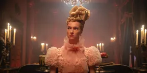 Rambut Nyentrik Cressida Cowper di Bridgerton Ternyata Bukan Asli, Begini Proses Pengerjaannya