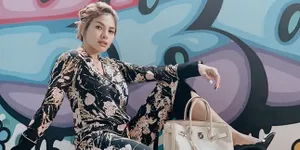 Rayakan 10 Juta Followers, Nikita Mirzani Persembahkan Goyang Pinggul nan Sensual