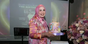 Rayakan Hari Ulang Tahunnya Yang Ke-52 Tahun, Elly Sugigi Disawer Puluhan Juta Oleh Wanita Emas Viral