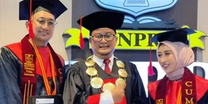 Reza Gladys dan Attaubah Mufid Raih Gelar M.Biomed, Sandang Predikat Cumlaude
