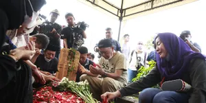 Rini S Bon Meninggal Dunia, Ujang Ronda Sang Kekasih Antar Jenazah ke Peristirahatan Terakhir