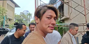 Rizky Billar Dampingi Lesti Jalani Pemeriksaan di Polda