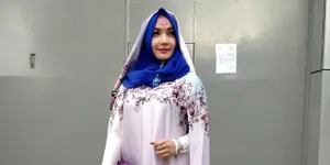 Roro Fitria Rangkul Penggemar yang Juga Memiliki Kisah Sedih Karena Ditinggal Ibunda Tercinta