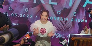 Rossa Ajak Bernadya, JKT48, Yura Yunita, dan Dipha Barus di Konser Here I Am