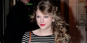 Sequin Bikin Baju Taylor Swift di Panggung Makin Stunning