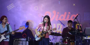 Sheryl Sheinafia Sirkus & Hyperaktif di Atas Panggung