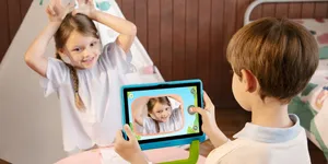 Si Kecil Nggak Bisa Lepas dari Gawai? Ini 5 Hal yang Perlu Dilakukan Millenial Moms