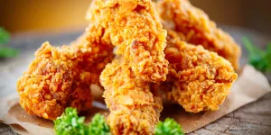 Simak Cara Mudah Menggunakan Es Batu untuk Menghangatkan Ayam Kentucky