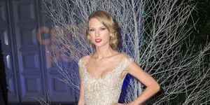Stunning Accessories Jadi Andalan Taylor Swift di Red Carpet