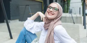 Style Hijab Kemeja Putih dan Jeans: Simpel, Chic, dan Cocok untuk Segala Acara