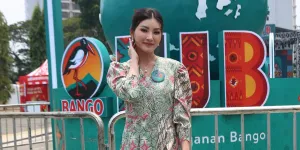 Suka Kulineran, Sarwendah Cuek Jajan di Pinggir Jalan