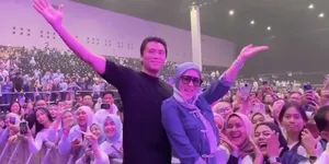 Syahrini Nonton Konser Kahitna Bersama Reino Barack, Disambut Antusias Para Penggemar