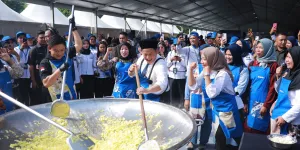 Syukuran HUT ke-26, PNM Gelar Masak Bersama Bobon Santoso dan Bagikan 1000 Paket Makanan