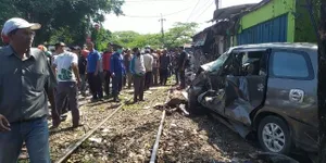 Tak Lihat KA Lewat, Mobil Inova Tertabrak KA Tangki Pertamina
