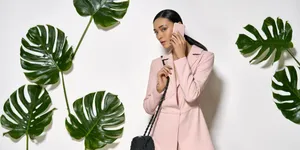 Tampil Stunning ala Selebriti di Red Carpet, Ternyata Bisa Bermodal Outfit Casual