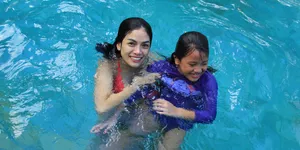 Tanda Sayang, Putri Nikita Mirzani Tak Henti Ciumi Adiknya