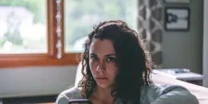 Tanda-Tanda Pendendam pada Mereka yang Terlihat Tenang, Rahasia di Balik Senyum