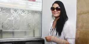 Tangan Patah Saat Manggung, Melanie Subono: Kayak Engsel Pintu