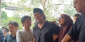 Tangis Ikang Fawzi Saat Antar Marissa Haque ke Mobil Jenazah: Istri Saya Tercinta, ya Allah