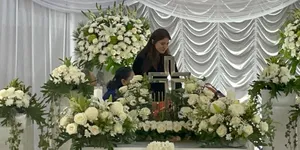 Tangis Marsha Aruan Pecah di Depan Jenazah Ibunda
