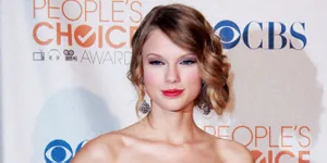 Taylor Swift Berdandan Gothic, Penasaran?