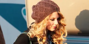 Taylor Swift Lebih Cocok Dengan Style Rambut Keriting Atau Lurus?