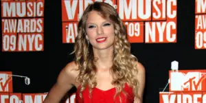 Taylor Swift Pede Bikin Lagu-Lagu Hits