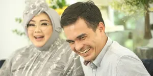 Teddy Syach dan Anak-Anak Kirim Doa untuk Almarhum Rina Gunawan Setelah Salat Ied