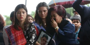 Terlihat Tegar di Prosesi Pemakaman Ayahnya, Marsha Aruan: Selamat Jalan Ayah, Semoga Damai di Sana