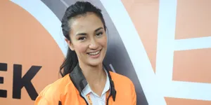 Tips Atiqah Hasiholan Agar Tetap Cantik Sebagai Driver Ojek