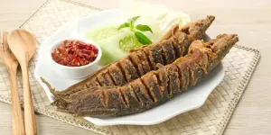 Trik Ampuh Menggoreng Ikan Lele, Bikin Ikan Lurus dan Anti Lengket di Wajan