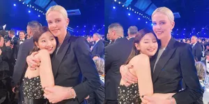 Unggah Foto di Instagram, Park So Dam dan Charlize Theron Nampak Begitu Akrab