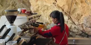 Unik Banget, di China Ada Coffe Shop yang Masuknya Harus Lewatin Goa tapi Cantik Parah
