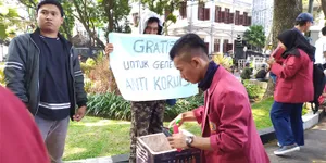 Unik, Penjual Es di Malang Gratiskan Dagangan Untuk Demonstran Pelemahan KPK