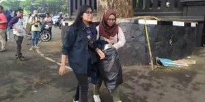 Usai Bentrok, Dua Mahasiswa Cantik di Malang Pilih Bersih-Bersih Sampah Sisa Aksi