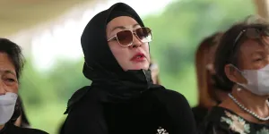 Usai Ikut Gotong Jenazah Ayahnya, Angelina Sondakh Juga Sempat Mencangkul Tanah ke Liang Lahat