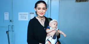 Usia Tiga Bulan, Anak Yasmine Wildblood Sudah Bisa Bicara