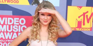 Wajah Classy Taylor Swift Mengingatkan Pada Aktris Legend Grace K