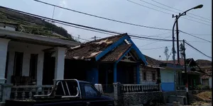 Warga Korban Bencana Puting Beliung di Kota Batu Sudah Mulai Bersihkan Rumah Mereka