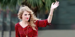 Warna Warni Sweater Taylor Swift