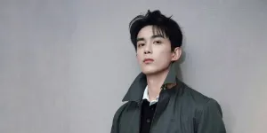 Wu Lei Tampil Effortless di Campaign Terbaru Burberry, Pakaian Bernuansa British Street Style