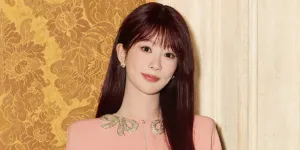 Yang Zi Curi Perhatian di Fashion Show Valentino di Roma dengan Rambut Merah dan Outfit Pink Chic