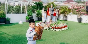 Yuni Shara Gelar Upacara 17 Agustus Bersama Murid PAUD Miliknya di Batu