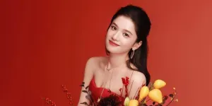 7 Potret Zhang Jing Yi, Aktris Tiongkok dengan Gaya Fashion yang Menginspirasi