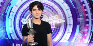 Ziarah ke Makam Almarhum Ayah Saat Lebaran, Aliando Nangis