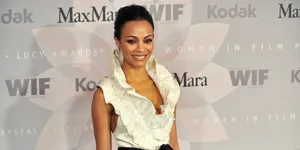 10 Gaya Paling Fashionable Zoe Saldana Selama Kehamilan