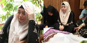 10 Potret Annisa Bahar Menangis dan Menatap Nanar Jenazah Sang Bunda di Rumah Duka